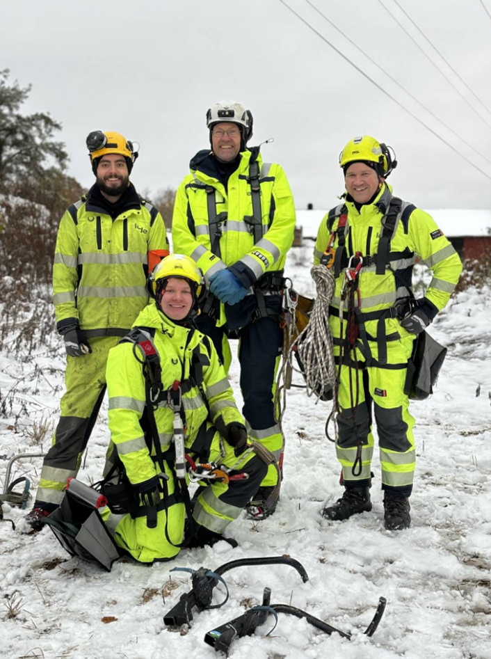 Gruppebilde av fire montører i Lede ute om vinteren i vernetøy.