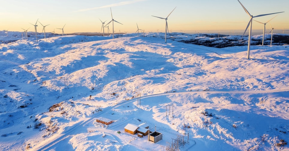 Roan vindpark på vinteren med snø.