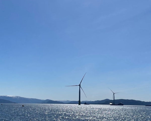 Turbinene til Equinors prosjekt Hywind Tampen. Her utenfor Gulen i Vestland, før de ble slept ut i Nordsjøen