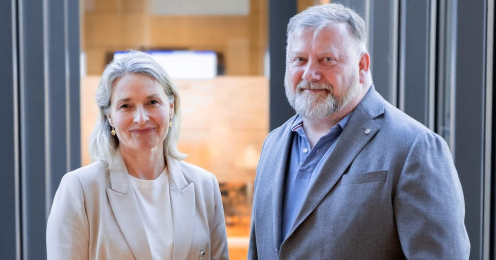 Nina Rivelsrød Aalborg, advokat i Fornybar Norge og Fred Løvli, forbundssekretær i EL og IT Forbundet under lønnsoppgjøret i 2024.