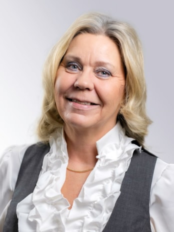 Portrettfoto i studio av Anita Orlund med hvit bakgrunn.