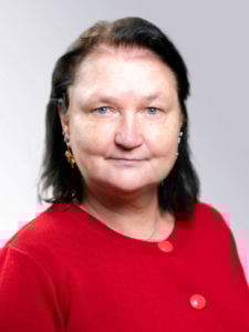 Portrettfoto i studio med hvit bakgrunn.
