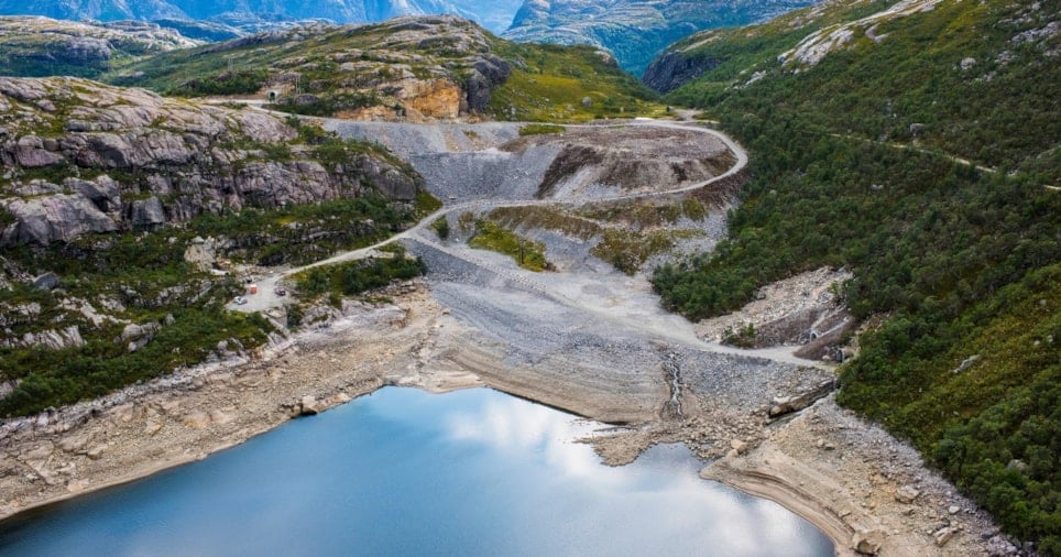 Vannkraftmagasin omkranset av fjell. Foto